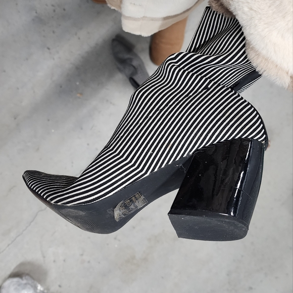 Black white Booties - Picture 2 of 2